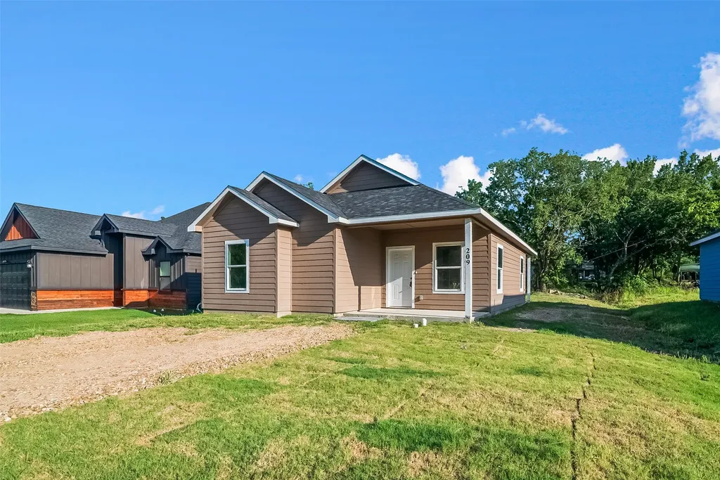 209 W Elm Street Whitewright TX 75491