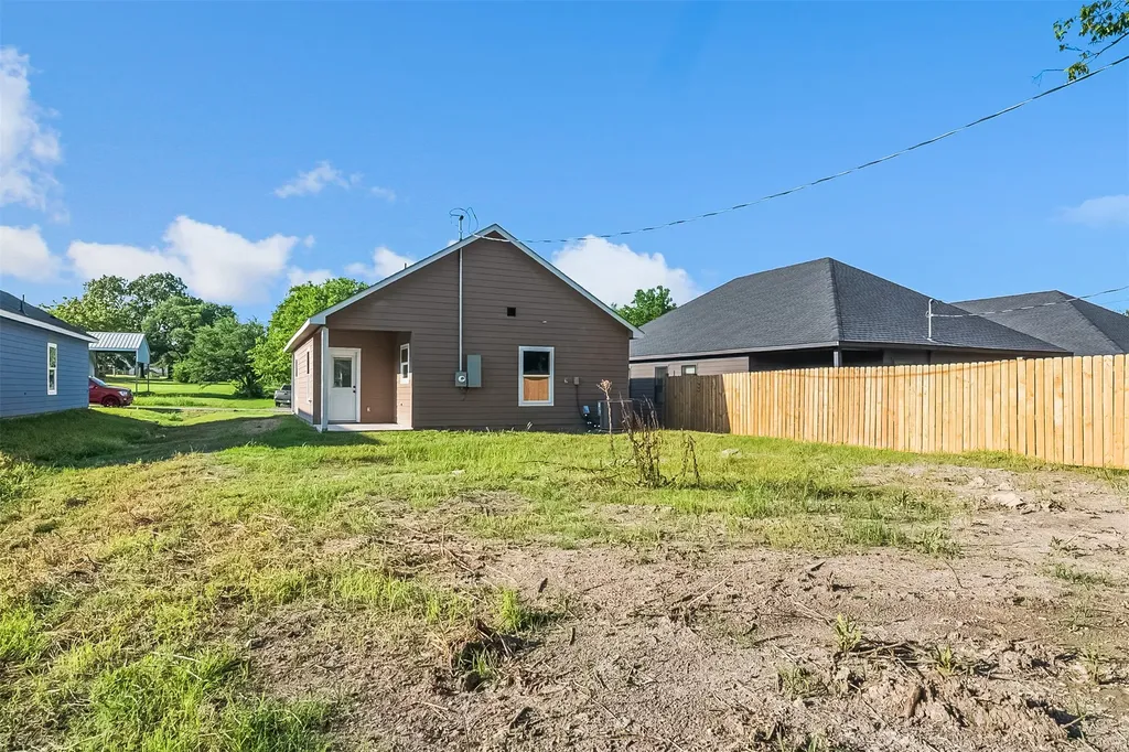209 W Elm Street Whitewright TX 75491