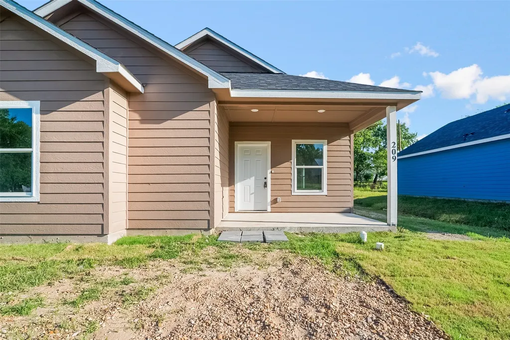 209 W Elm Street Whitewright TX 75491