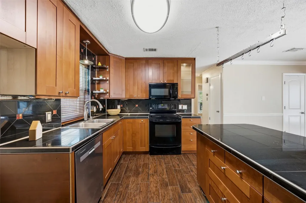 2713 Riviera Drive Garland TX 75040