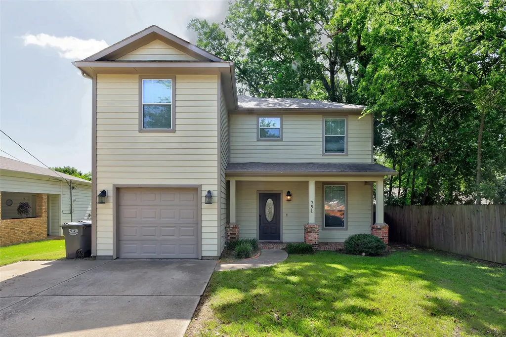 751 N Sherman Avenue Van Alstyne TX 75495