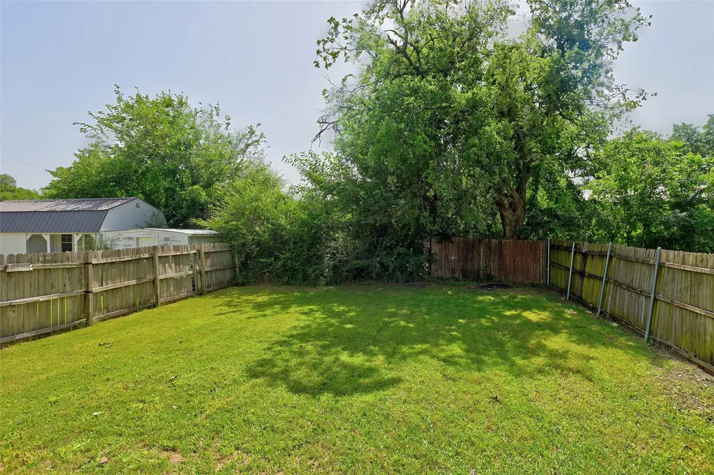 751 N Sherman Avenue Van Alstyne TX 75495