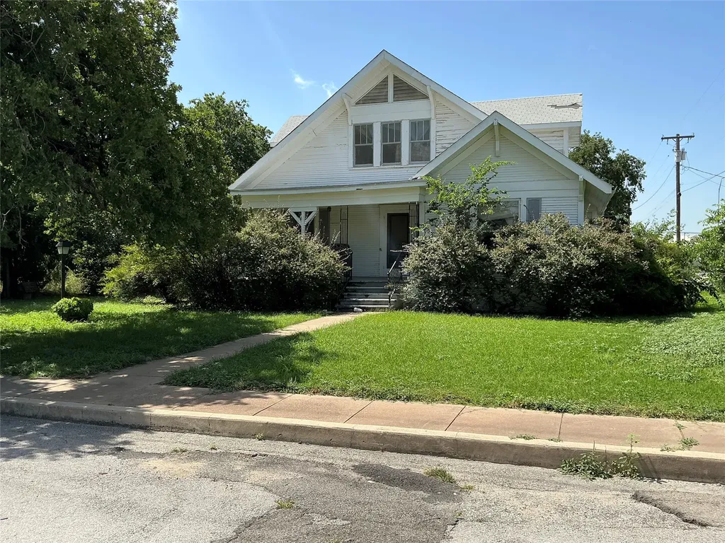 300 E Grand Avenue Comanche TX 76442