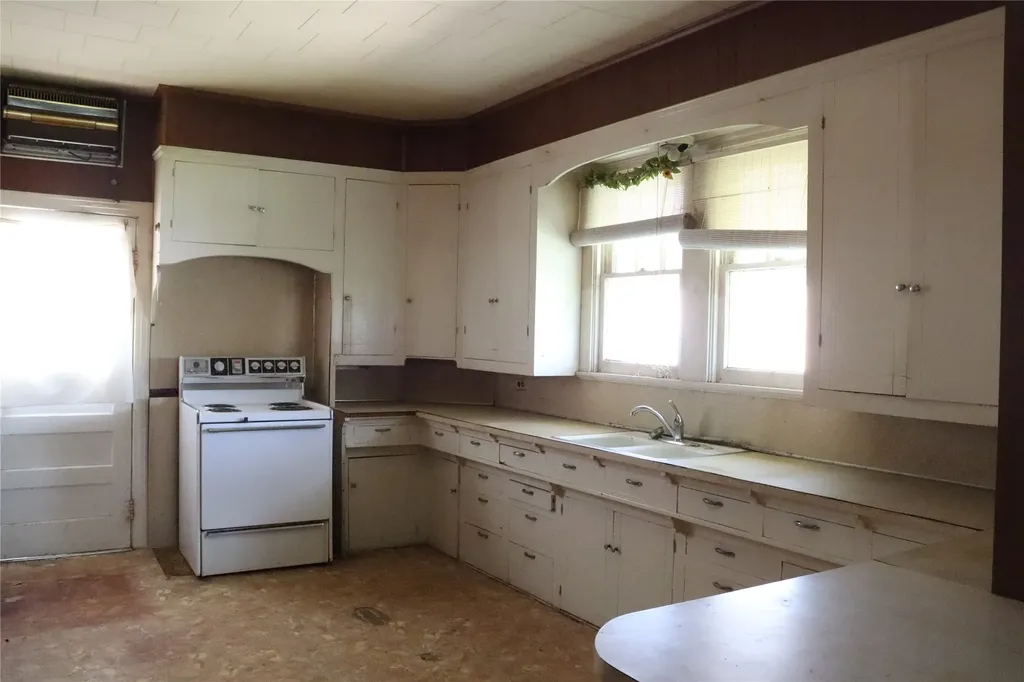 300 E Grand Avenue Comanche TX 76442