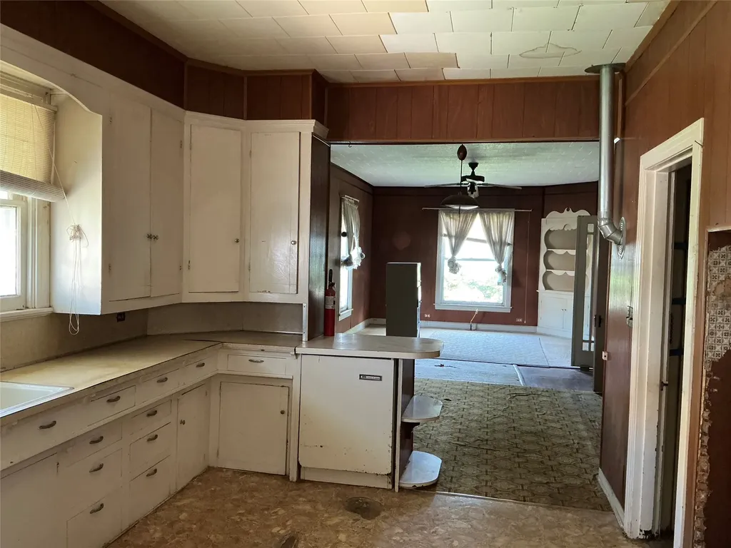300 E Grand Avenue Comanche TX 76442