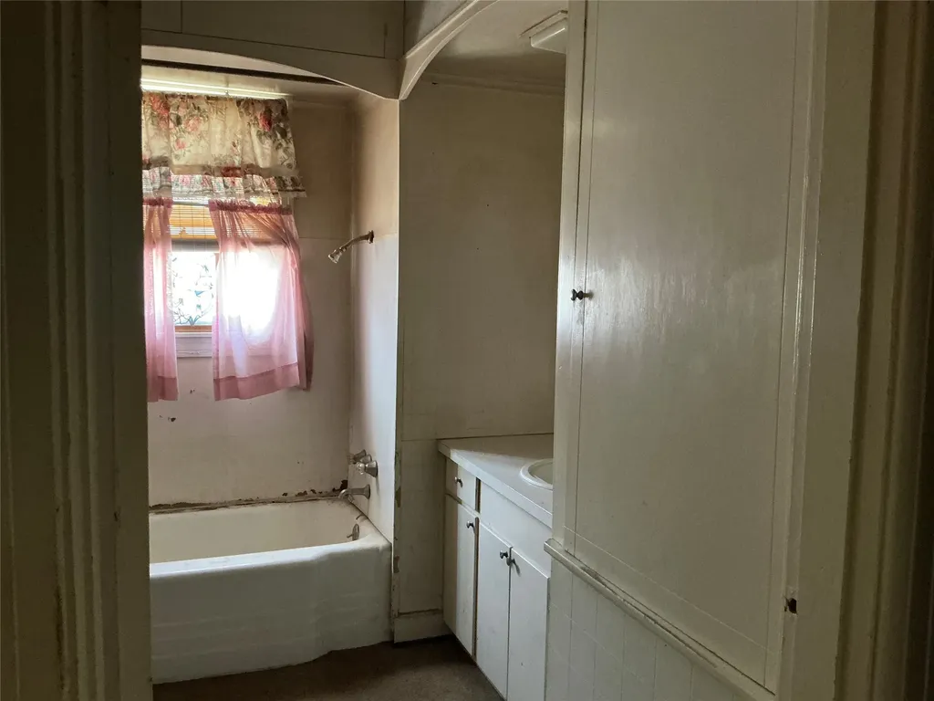 300 E Grand Avenue Comanche TX 76442