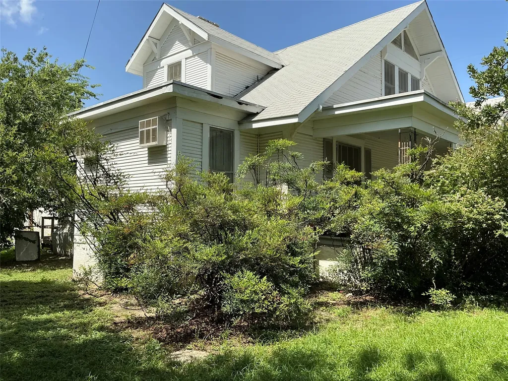300 E Grand Avenue Comanche TX 76442