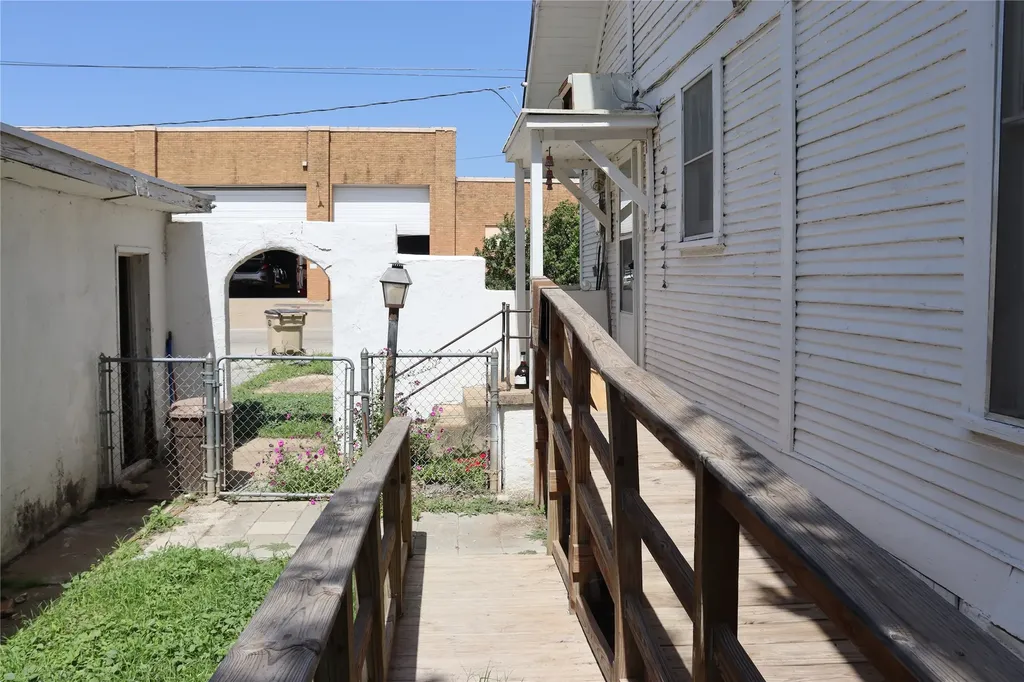 300 E Grand Avenue Comanche TX 76442