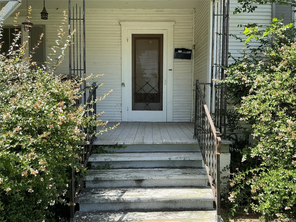 300 E Grand Avenue Comanche TX 76442