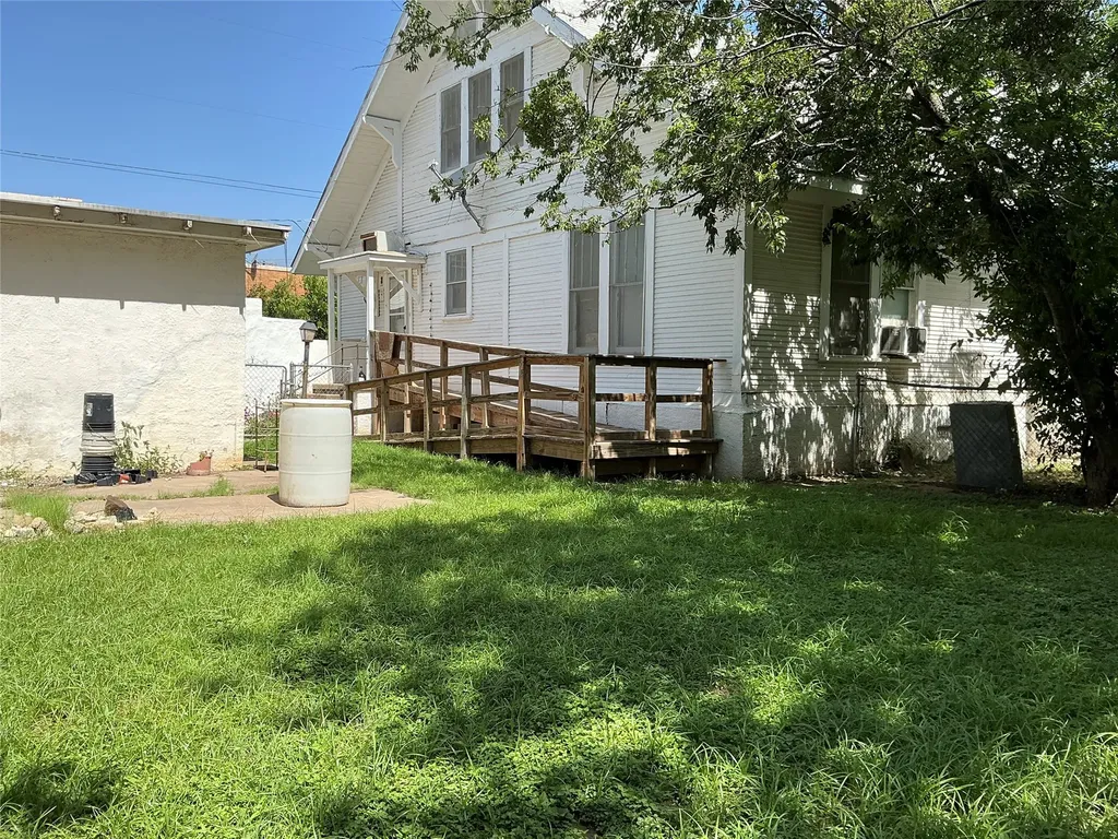 300 E Grand Avenue Comanche TX 76442