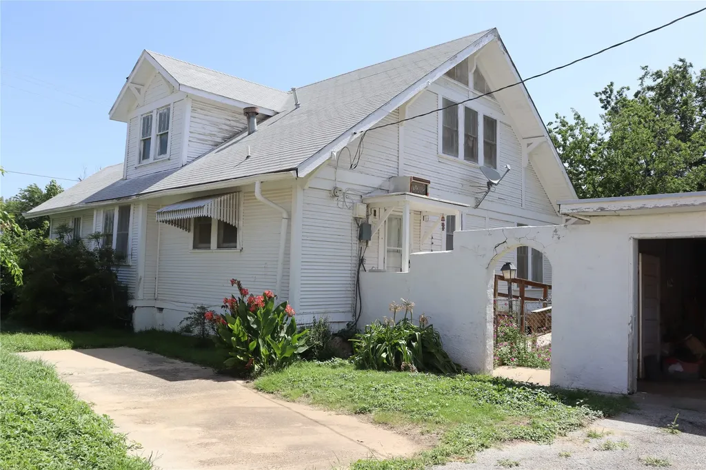 300 E Grand Avenue Comanche TX 76442