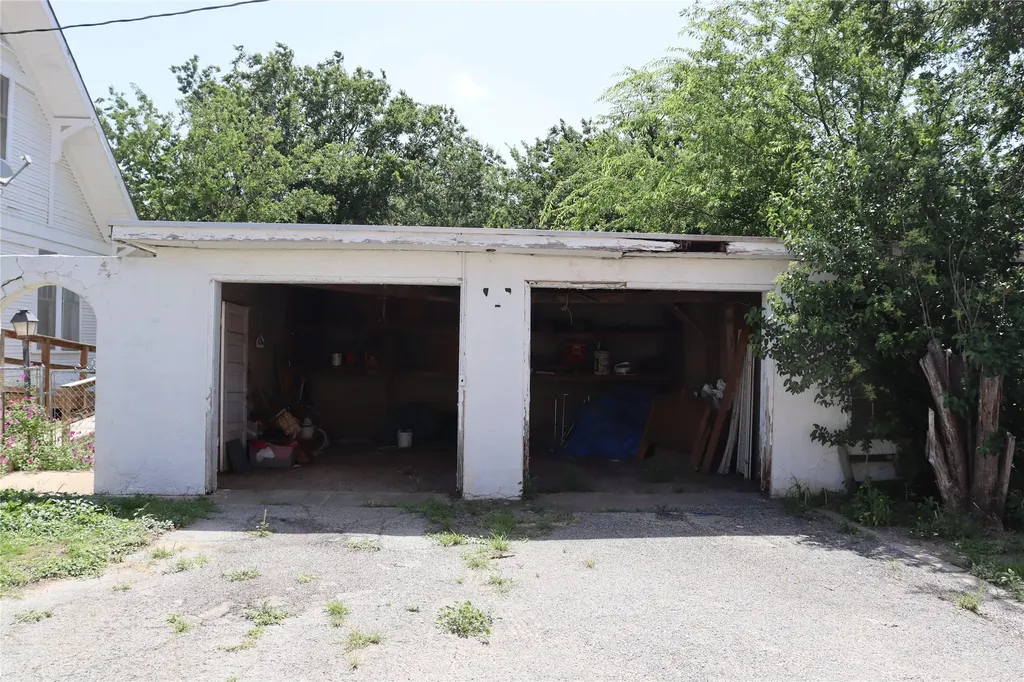 300 E Grand Avenue Comanche TX 76442