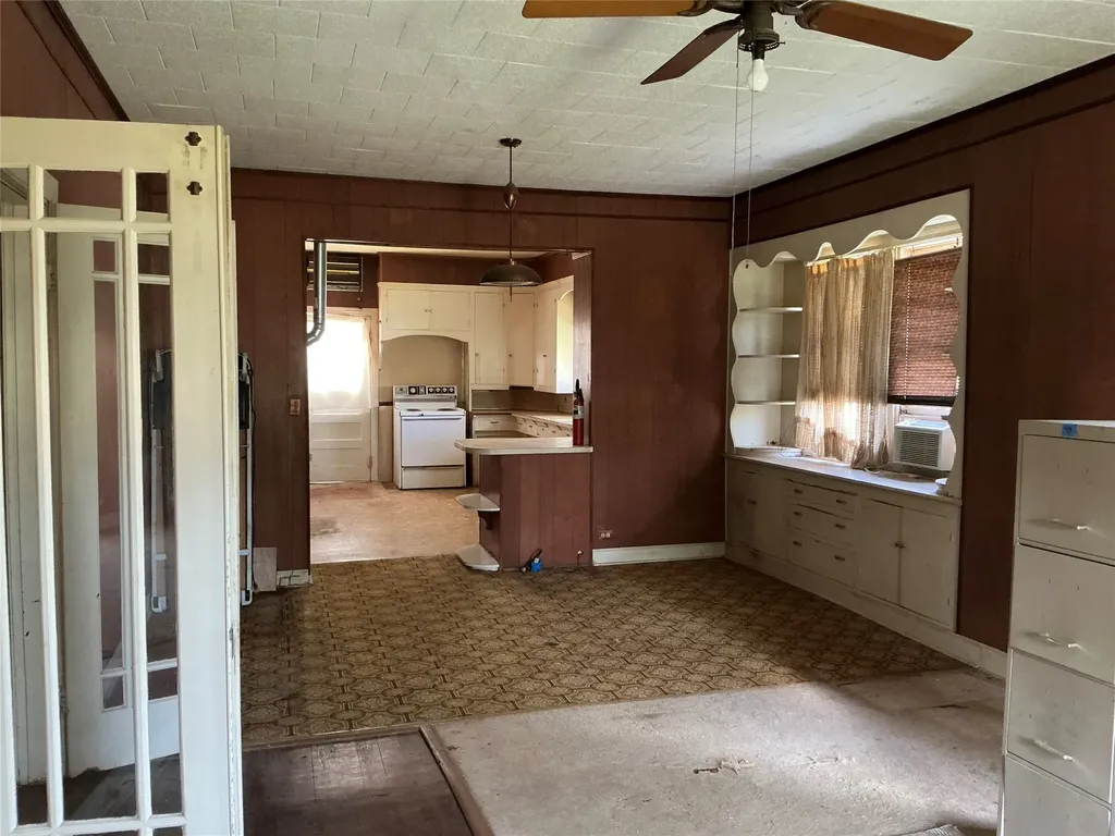 300 E Grand Avenue Comanche TX 76442