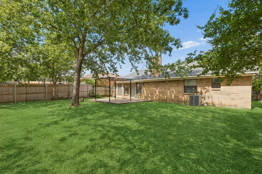 825 Bristol Avenue Saginaw TX 76179