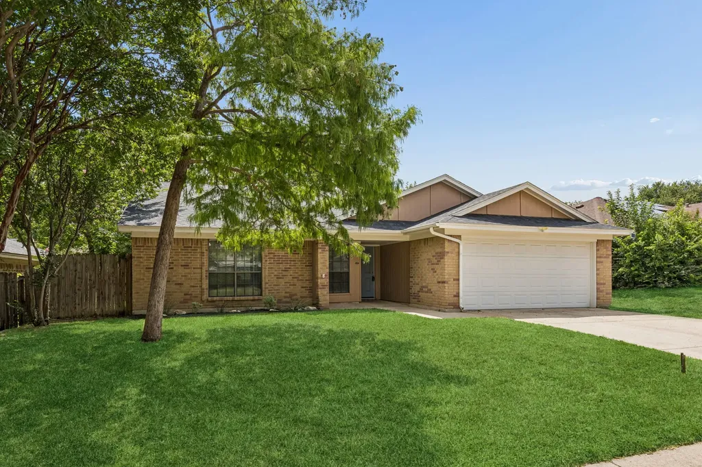 825 Bristol Avenue Saginaw TX 76179