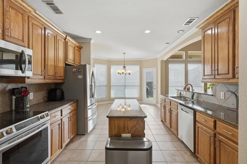 328 Tioga Street Burleson TX 76028