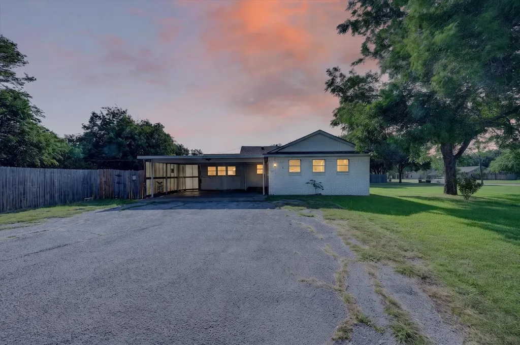 620 W Main Street Crowley TX 76036