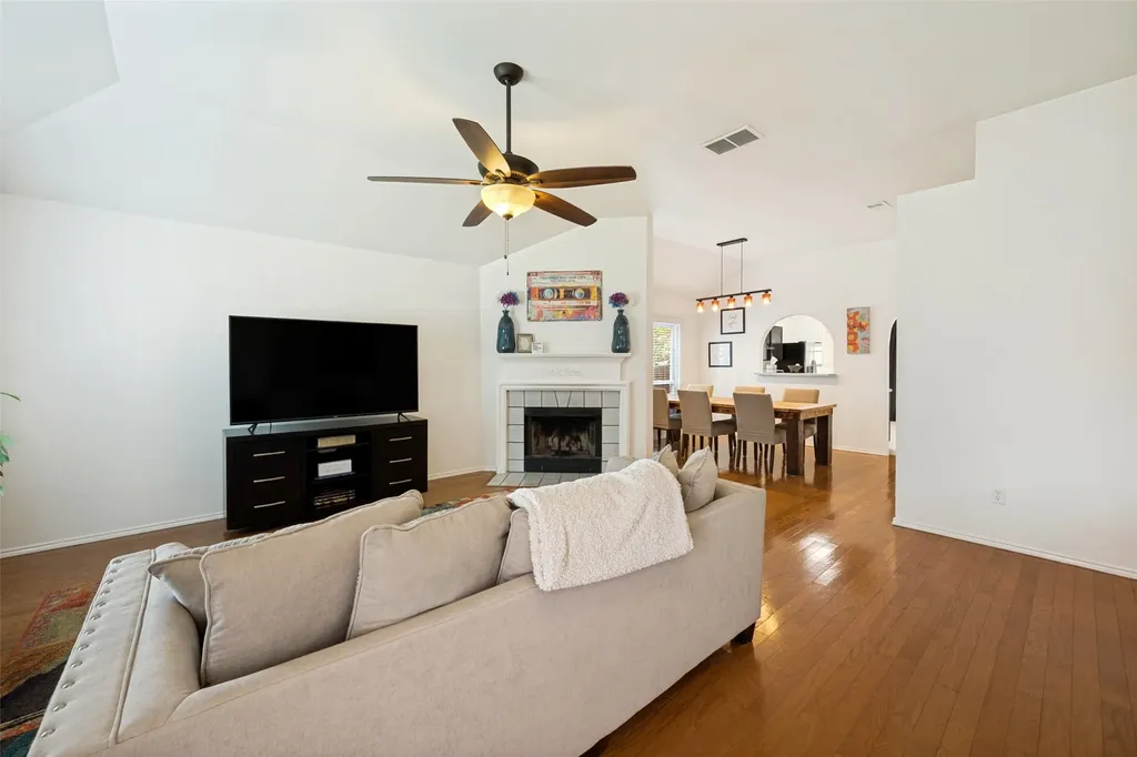 820 Wyndham Place Arlington TX 76017