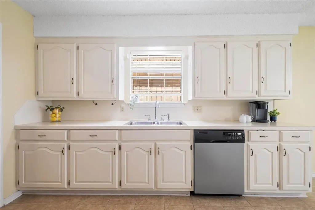 2824 Crestview Avenue Tyler TX 75701