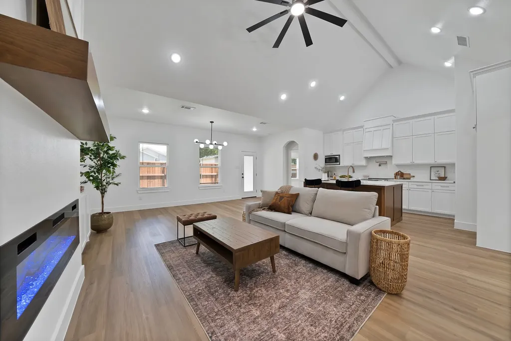 1021 E Richmond Avenue Fort Worth TX 76104