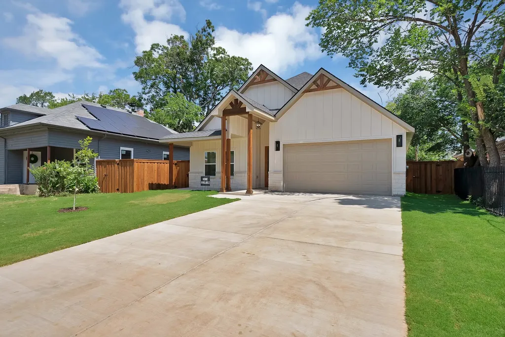 1021 E Richmond Avenue Fort Worth TX 76104