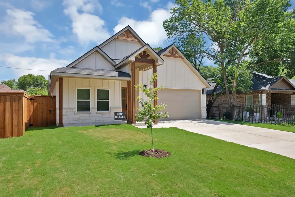 1021 E Richmond Avenue Fort Worth TX 76104