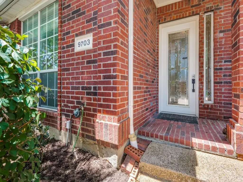 9703 Raven Lane Irving TX 75063