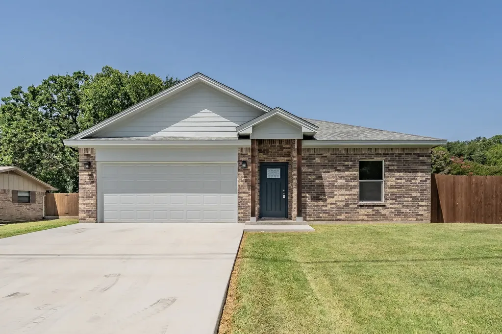 100 Round Hill Way Runaway Bay TX 76426
