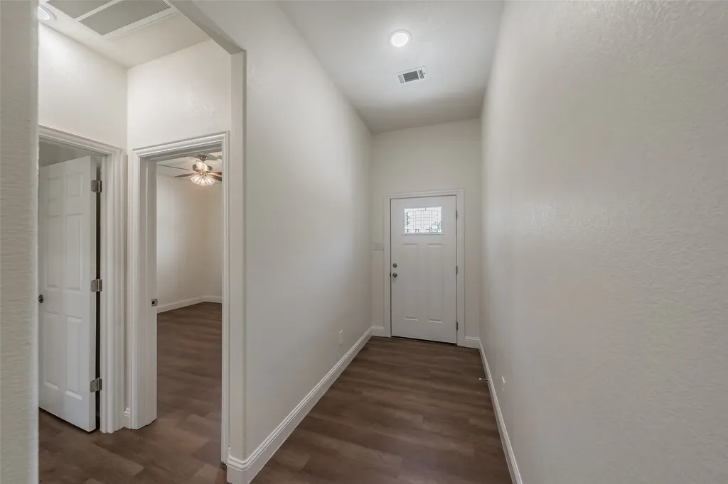 100 Round Hill Way Runaway Bay TX 76426