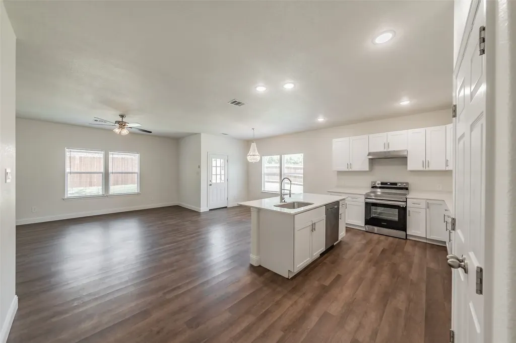 100 Round Hill Way Runaway Bay TX 76426