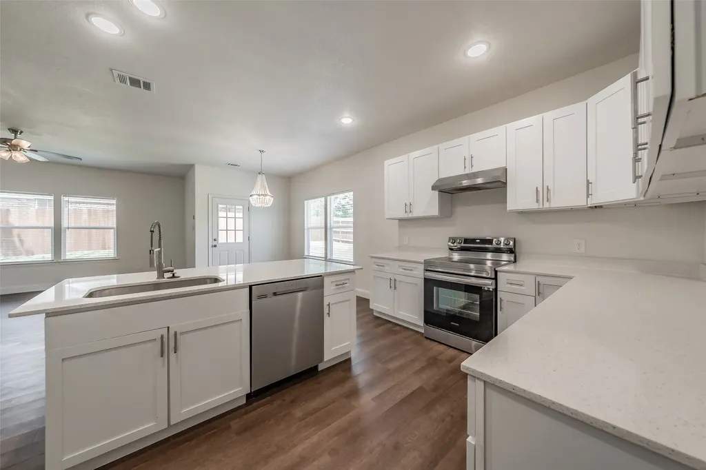 100 Round Hill Way Runaway Bay TX 76426