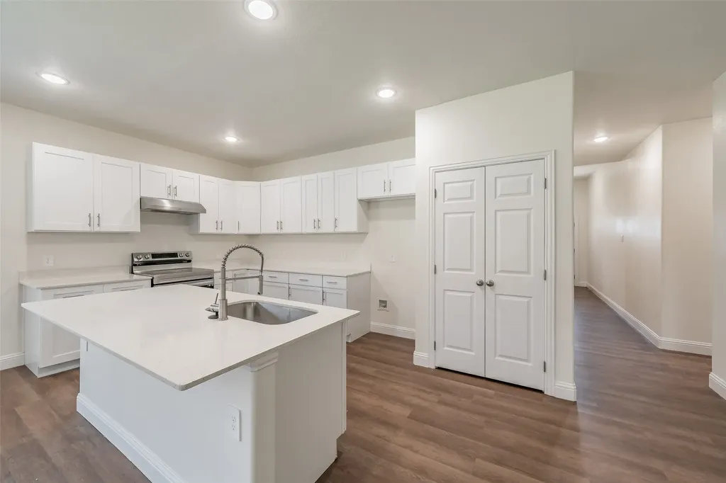 100 Round Hill Way Runaway Bay TX 76426