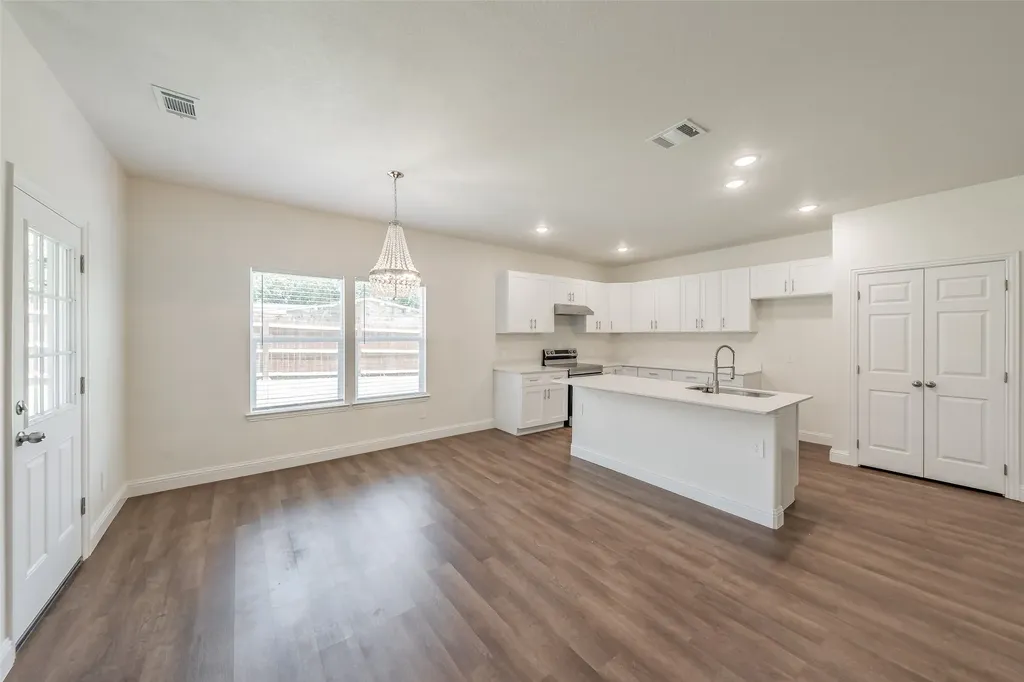 100 Round Hill Way Runaway Bay TX 76426