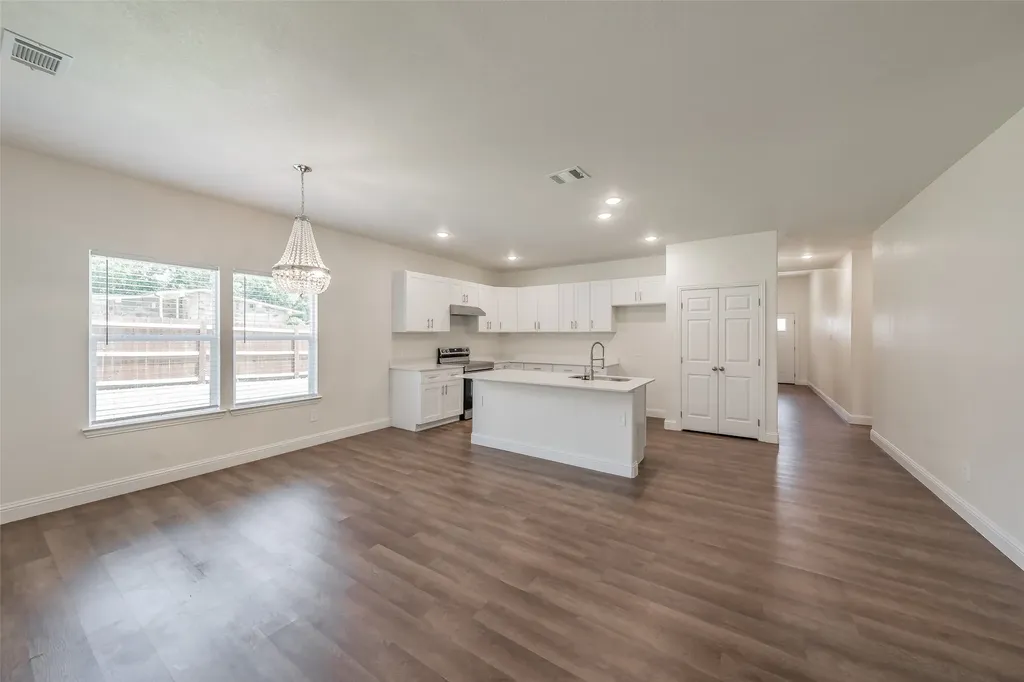 100 Round Hill Way Runaway Bay TX 76426