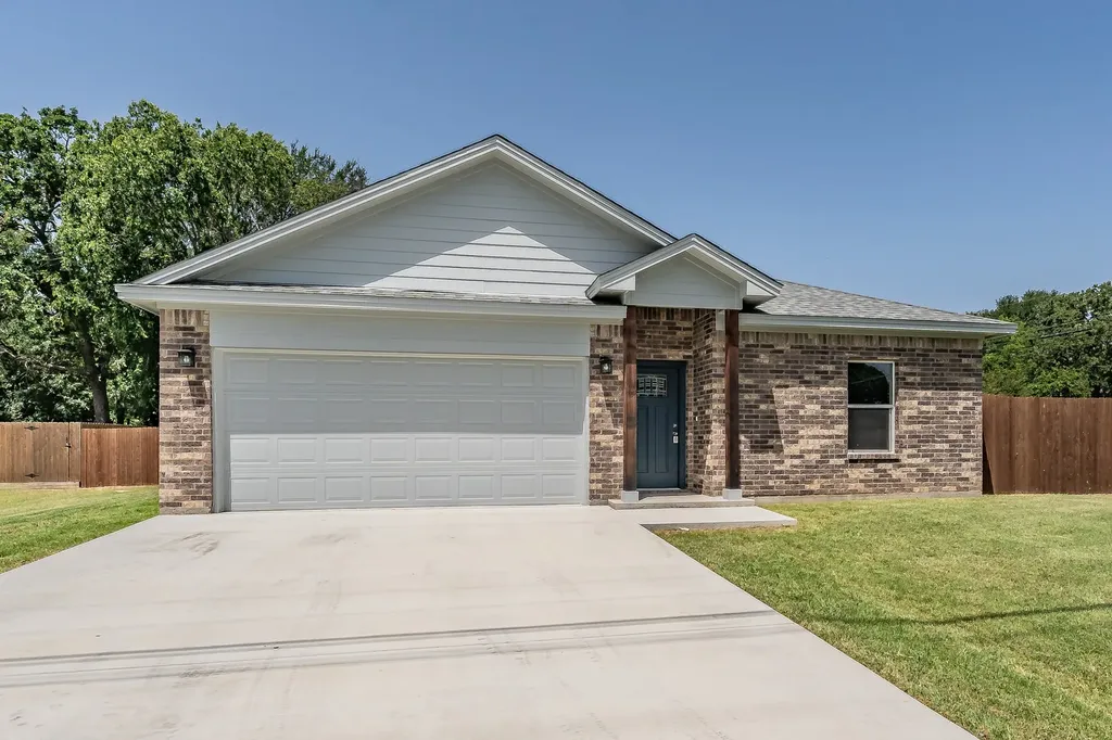 100 Round Hill Way Runaway Bay TX 76426