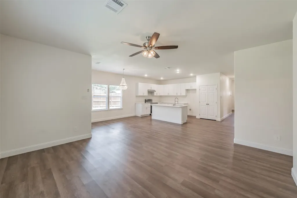 100 Round Hill Way Runaway Bay TX 76426