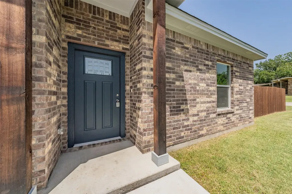 100 Round Hill Way Runaway Bay TX 76426