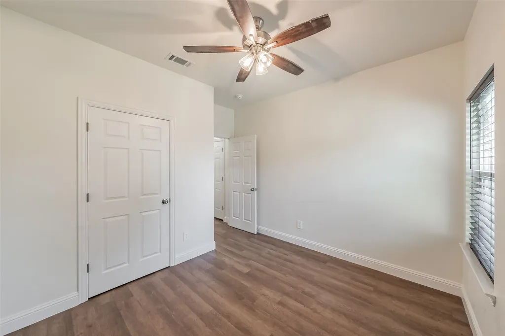 100 Round Hill Way Runaway Bay TX 76426