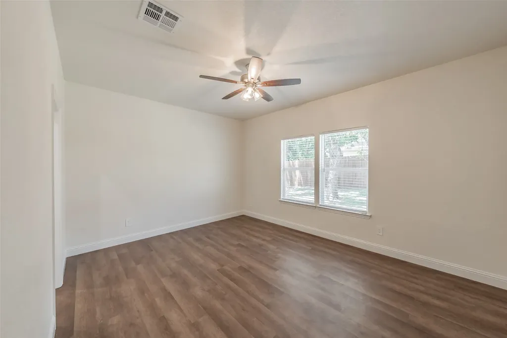 100 Round Hill Way Runaway Bay TX 76426