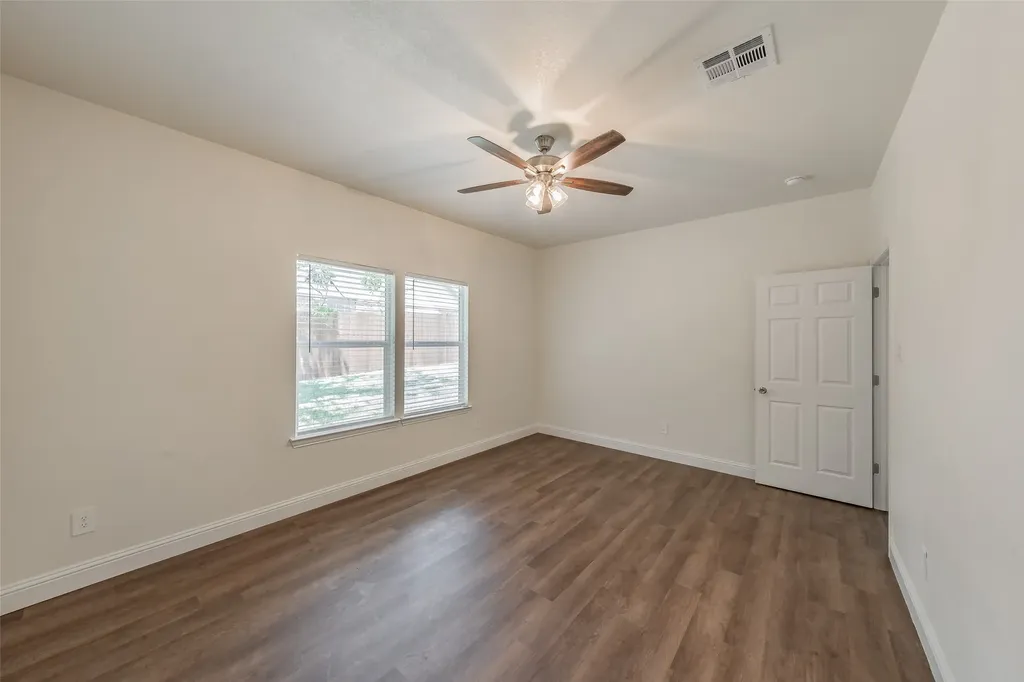 100 Round Hill Way Runaway Bay TX 76426