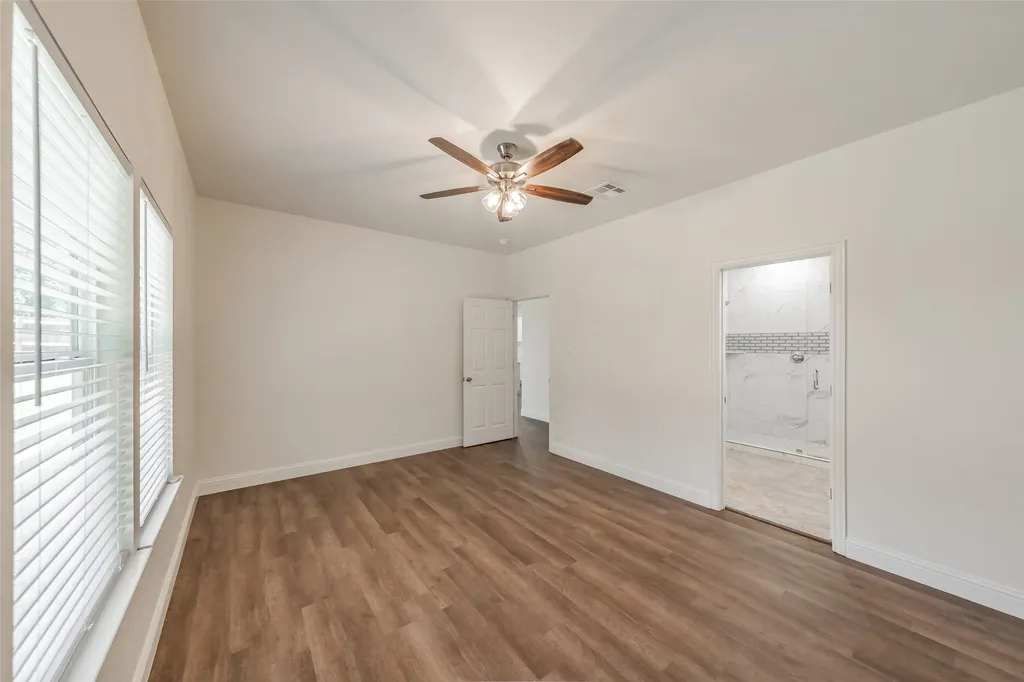100 Round Hill Way Runaway Bay TX 76426
