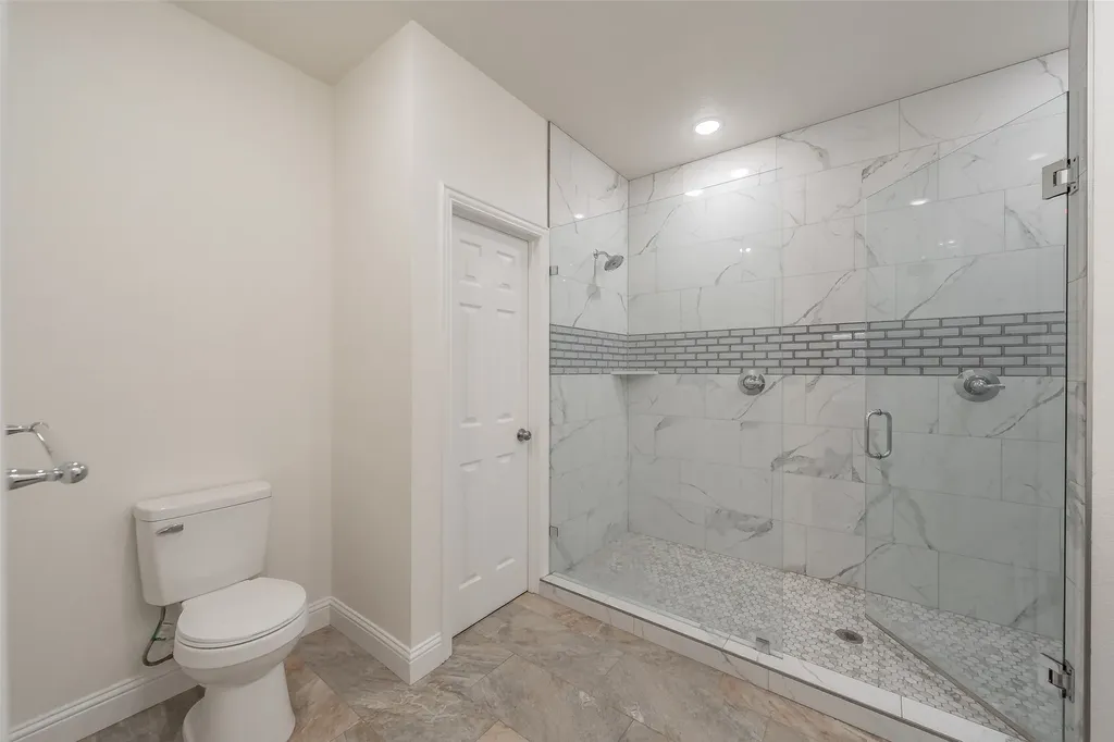 100 Round Hill Way Runaway Bay TX 76426