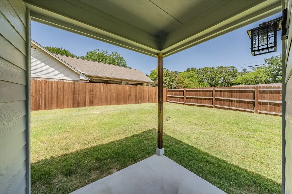 100 Round Hill Way Runaway Bay TX 76426