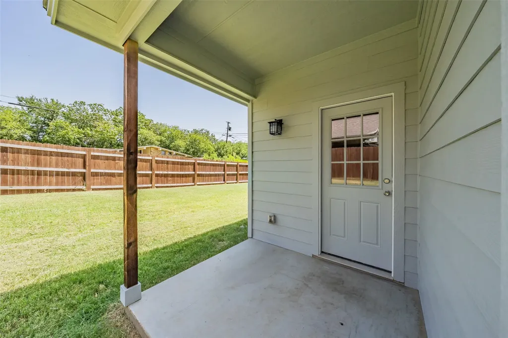 100 Round Hill Way Runaway Bay TX 76426