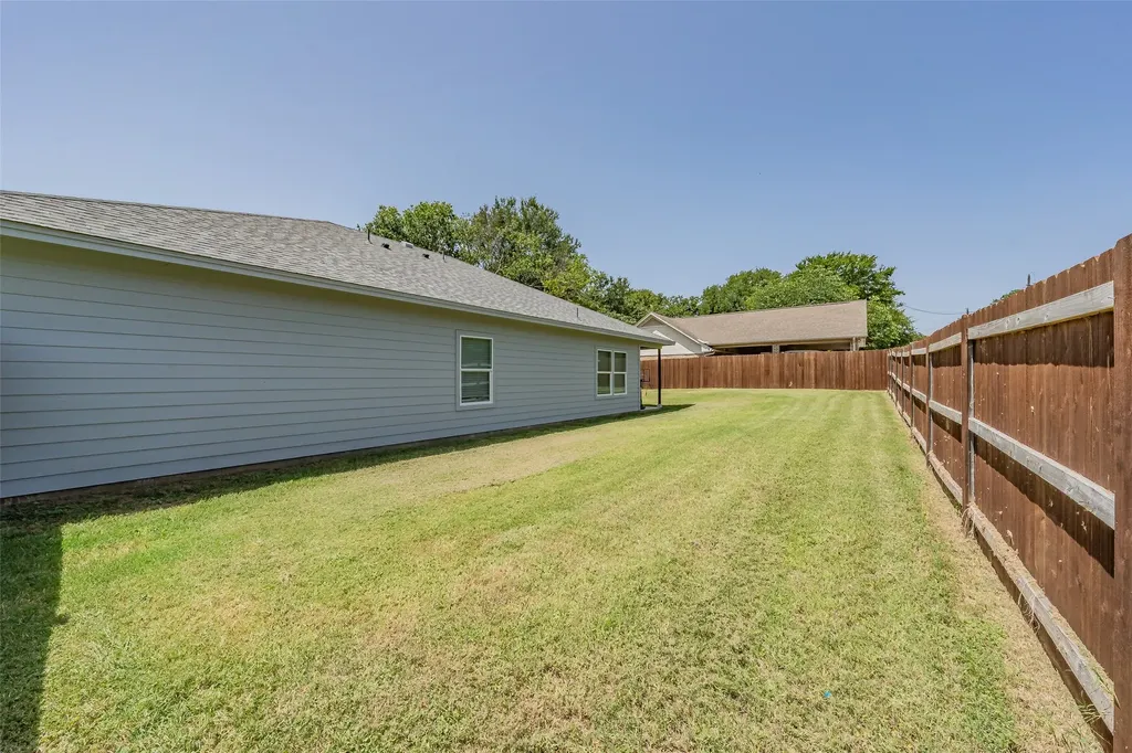 100 Round Hill Way Runaway Bay TX 76426