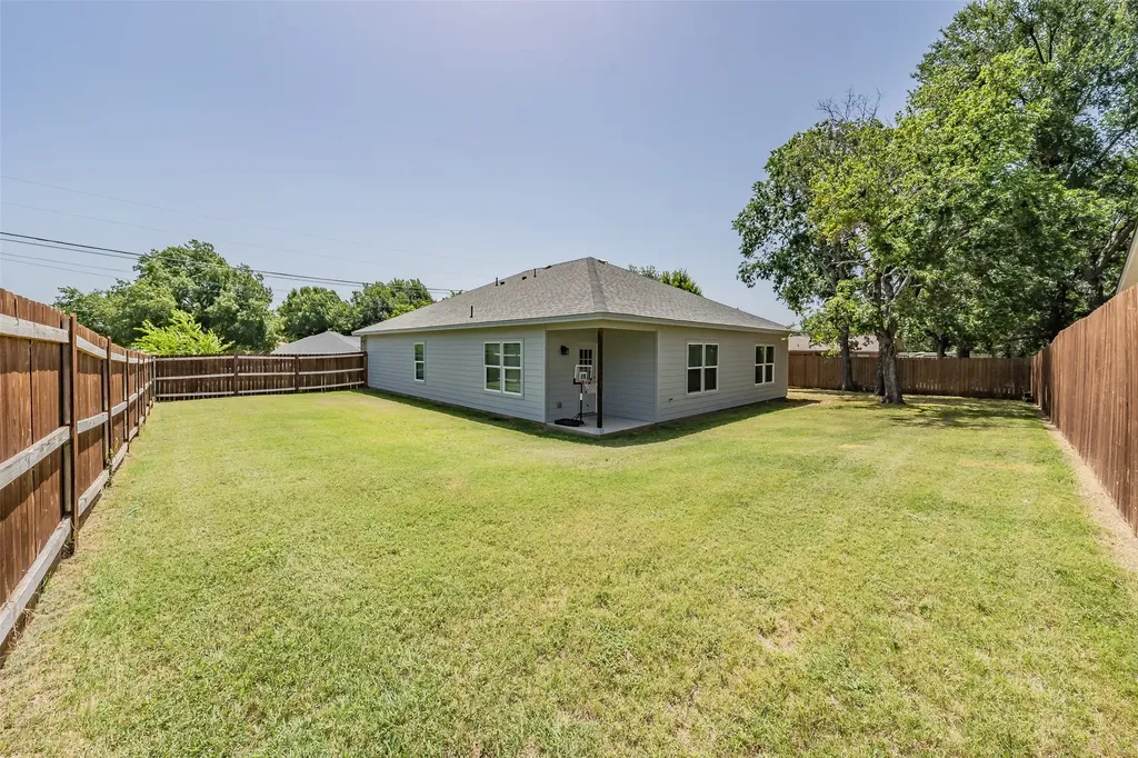 100 Round Hill Way Runaway Bay TX 76426