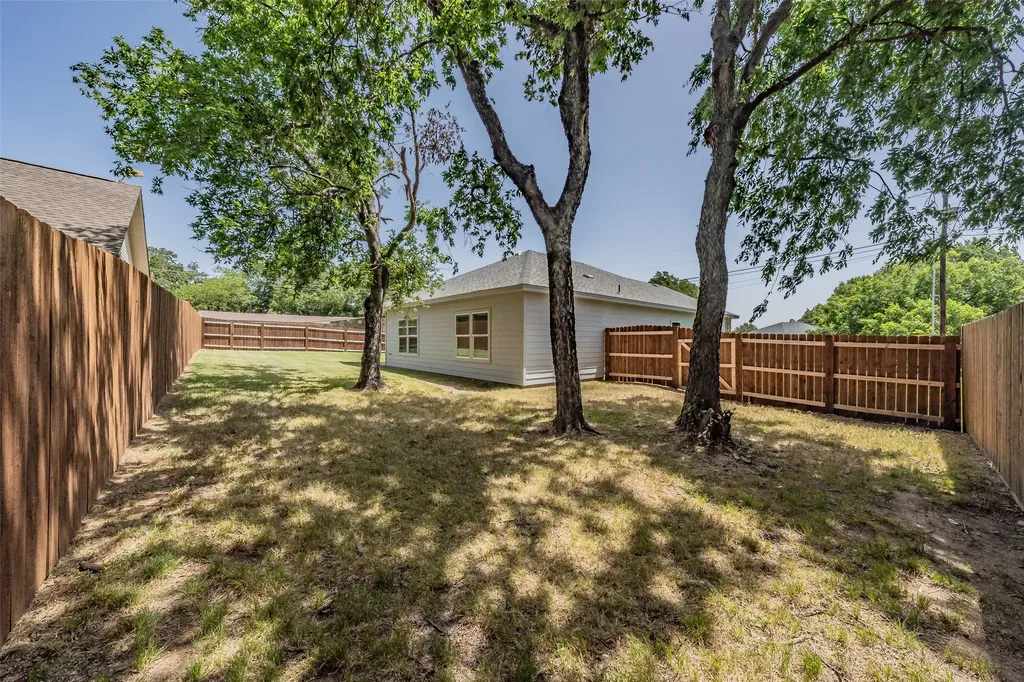 100 Round Hill Way Runaway Bay TX 76426