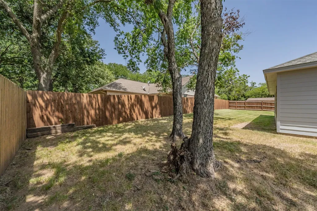 100 Round Hill Way Runaway Bay TX 76426