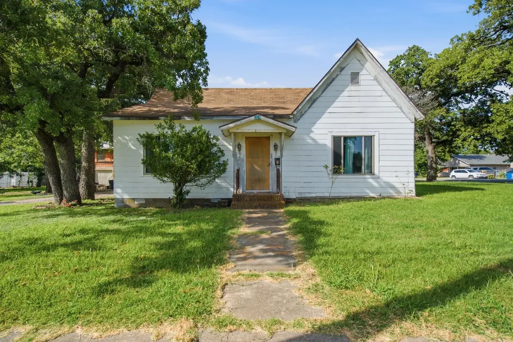 324 W Ross Avenue De Leon TX 76444