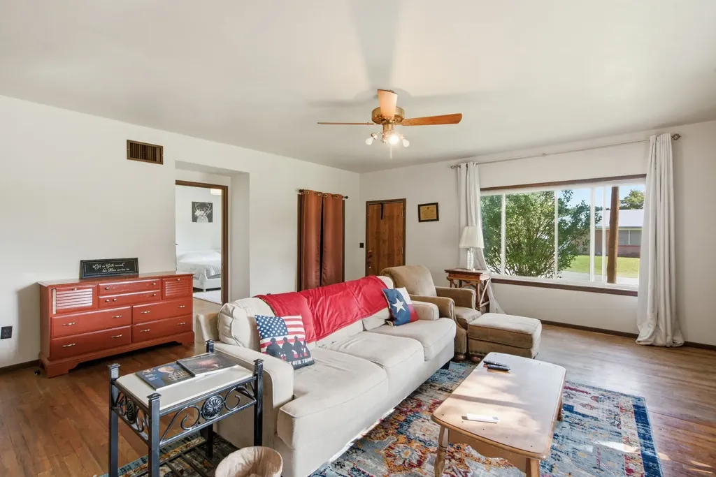 324 W Ross Avenue De Leon TX 76444
